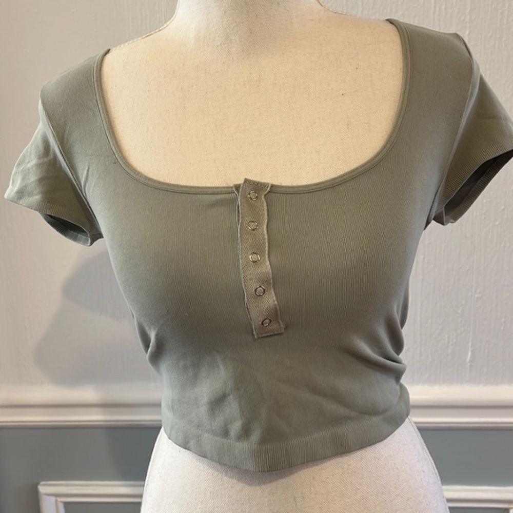 LIKE NEW FREE PEOPLE SNAP BUTTON CROP TOP - SIZE M/L - SLATE BLUE GREY